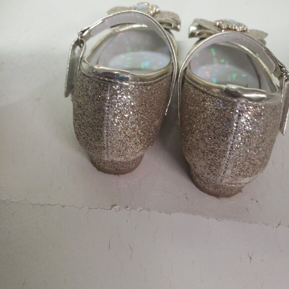 Stelle Girls' Gold Glitter Bowknot Slip-On Dress Shoes
Size 9 Girls
Preowned - Picture 4 of 5